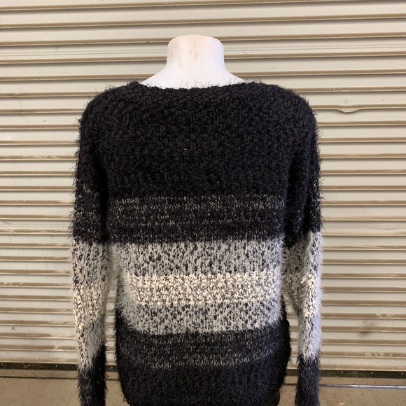 🛍️Forever 21 sweater NWT black and white fluffy - Picture 7 of 7